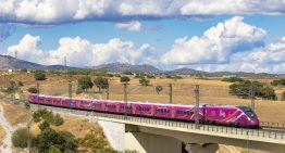 Renfe ya conoce el precio de dejar en manos de Talgo su futuro: 100.000 plazas menos en el Madrid-Valencia y más Avril parados