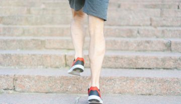 Caminar o subir escaleras a partir de los 60: la ciencia tiene claro qué ejercicio exige más a tus piernas