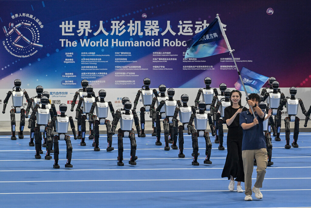 No hace tanto los robots humanoides se caían y nos hacían gracia. Ahora China los está preparando en serio para aplicaciones militares 