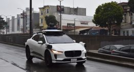 Subirse armado a un robotaxi puede acabar mal: dos menores lo comprobaron cuando apareció la policía