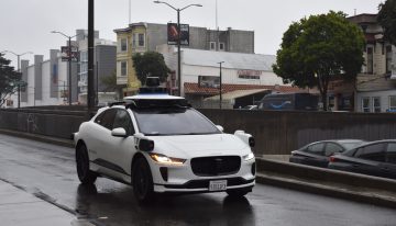 Subirse armado a un robotaxi puede acabar mal: dos menores lo comprobaron cuando apareció la policía