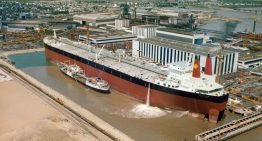 Hay tan pocos barcos dispuestos a cruzar Ormuz que usar un petrolero ya vale más de un millón de dólares al día. Y lo vamos a notar en la gasolinera