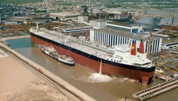 Hay tan pocos barcos dispuestos a cruzar Ormuz que usar un petrolero ya vale más de un millón de dólares al día. Y lo vamos a notar en la gasolinera