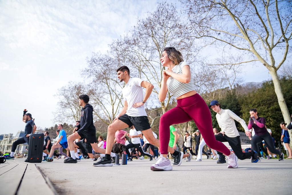 Ni correr ni ir al gimnasio: la ciencia tiene claro que el deporte que más años de vida regala se juega con raqueta 