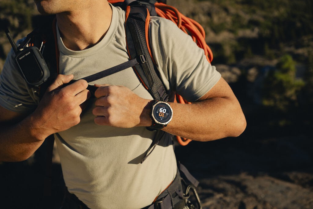 El nuevo Amazfit T-Rex Dual Solar lo quiere poner difícil para quedarse sin batería. Tiene dos paneles solares para ello 
