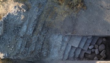 Después de 35 años, los arqueólogos han vuelto a excavar un teatro romano en Málaga y han encontrado una grada casi intacta
