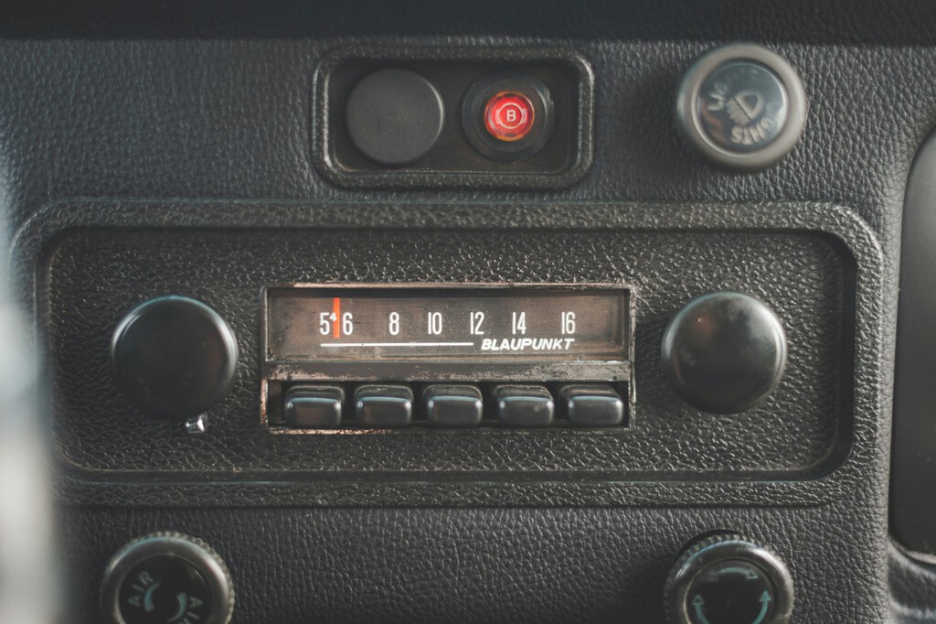 Ante el avance del streaming, la radio europea se está uniendo para exigir FM y DAB+ obligatorios en los coches nuevos 