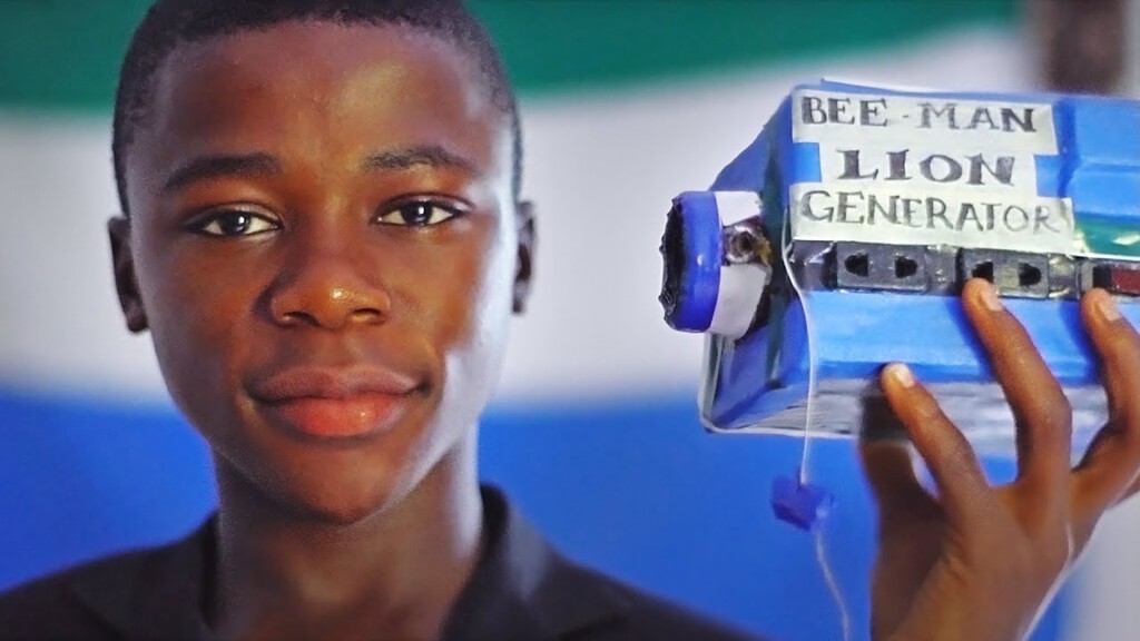 Un niño de Sierra Leona comenzó a recoger chatarra para fabricar su propia batería. Lo que logró lo llevó directo al MIT con 15 años 