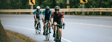 La DGT cambia las normas: a partir del 1 de octubre, así obliga el reglamento a adelantar a los ciclistas