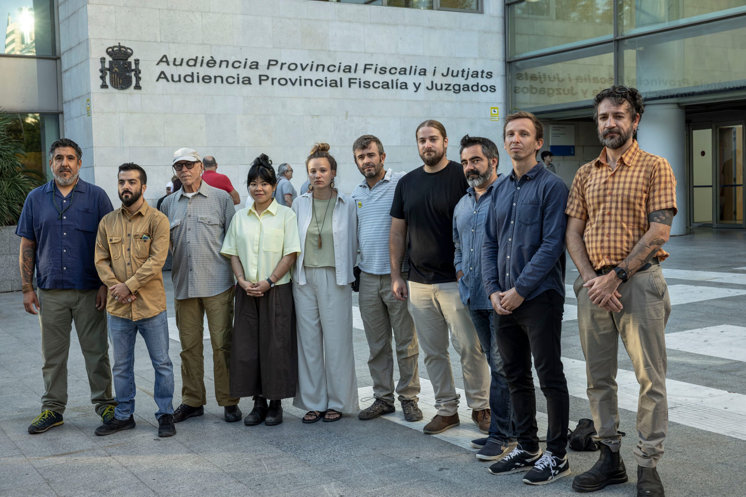 10 de los 11 activistas de Greenpeace antes de su entrada al juicio celebrado este miércoles en València por una protesta en el Puerto de Sagunto contra un buque cargado de gas en 2021.