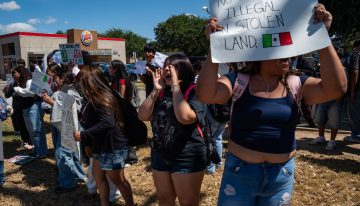 El migrante herido de bala por el ICE en Austin, devuelto al centro de detención y en una celda de aislamiento