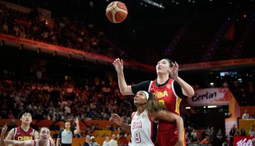 Estados Unidos, con una gran Caitlin Clark, supera a la jugadora más alta de la historia, la china Zhang Ziyu (2,23m)