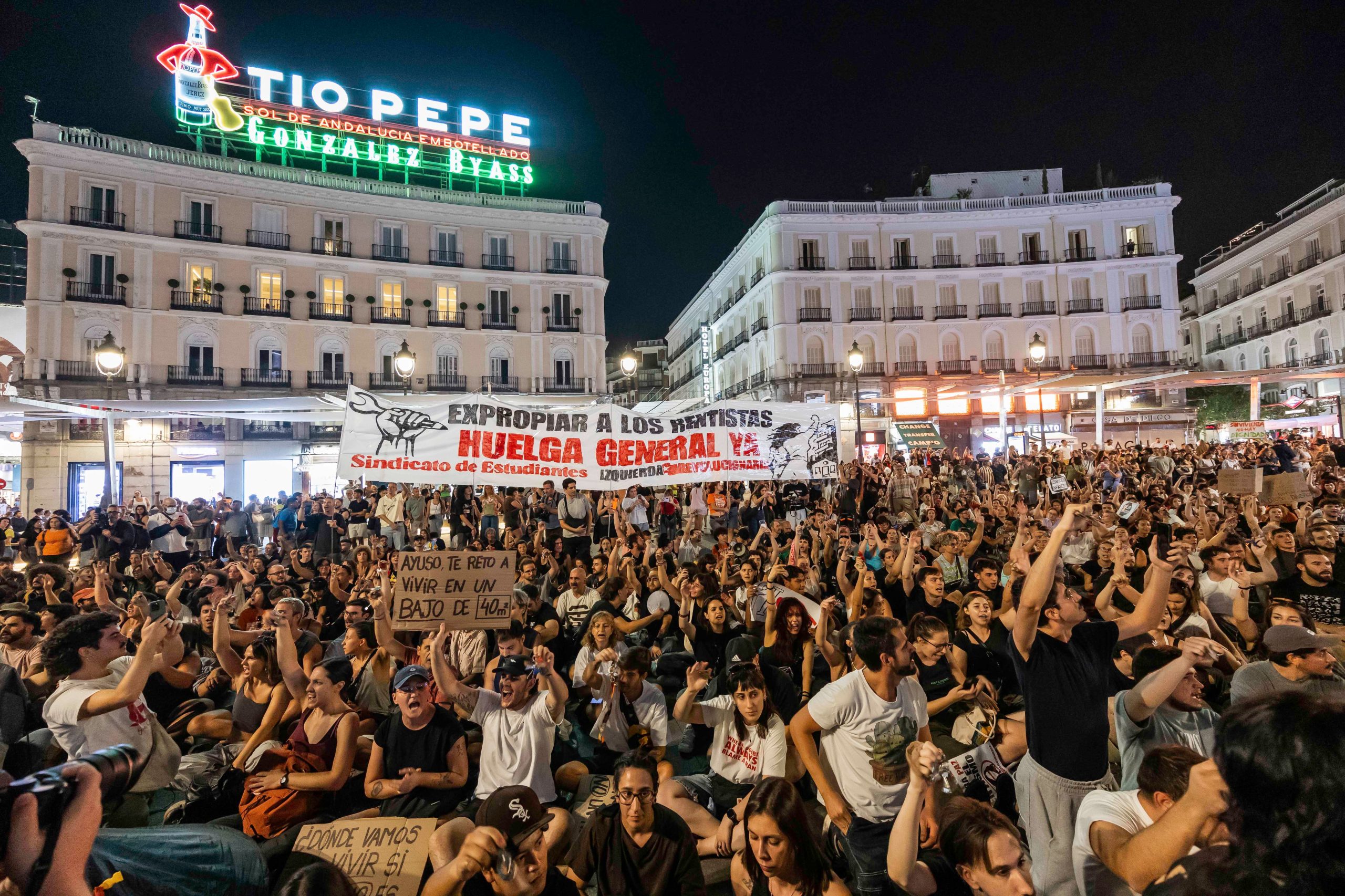 Cientos de personas acampan en Sol tras la manifestación por la crisis de la vivienda en Madrid este sábado.
