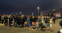 Última hora de la entrada de inmigrantes a Ceuta, en directo | La policía traslada a cientos de migrantes a una nueva instalación en Ceuta
