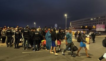Última hora de la entrada de inmigrantes a Ceuta, en directo | La policía traslada a cientos de migrantes a una nueva instalación en Ceuta