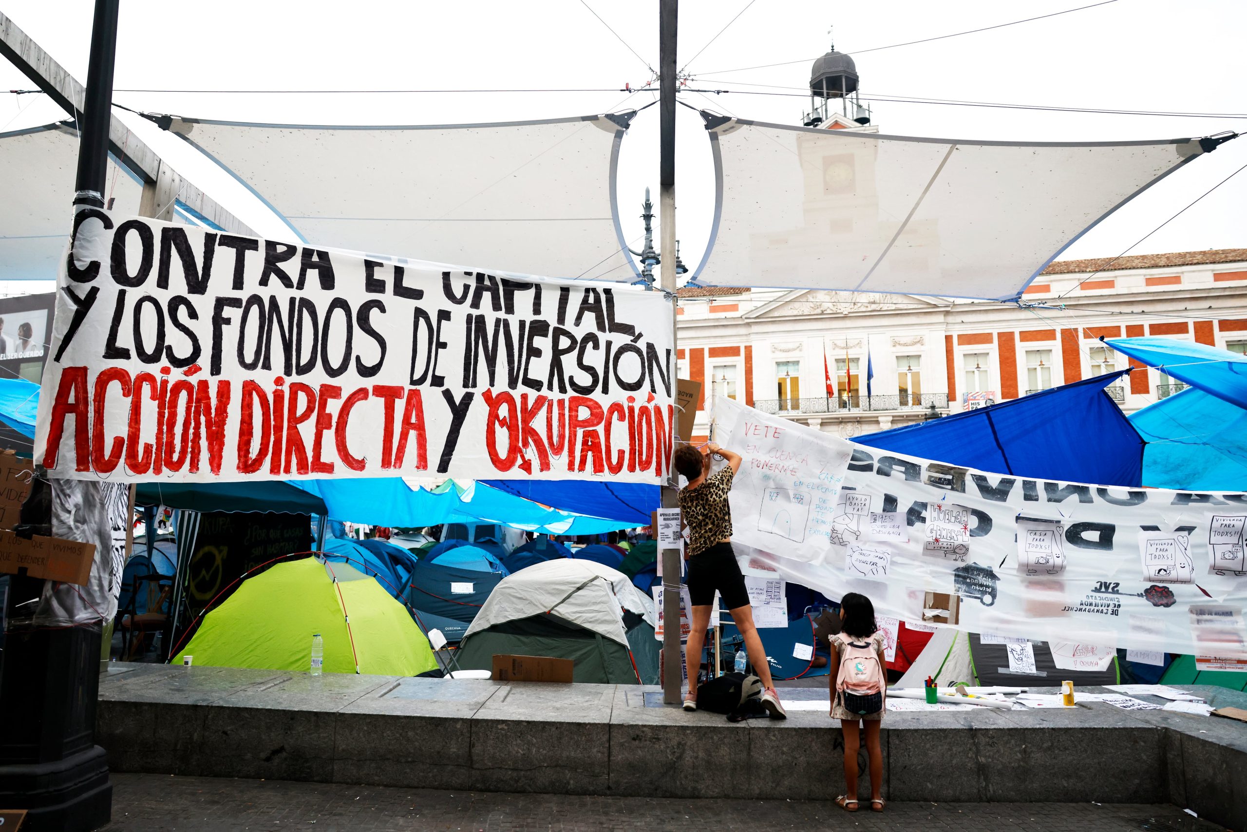 Acampada en la Puerta del Sol por una vivienda digna, este lunes.
