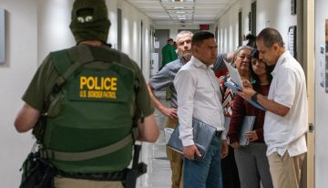 El Gobierno de Trump exige a los Estados reportar a los indocumentados con la amenaza de frenar fondos federales