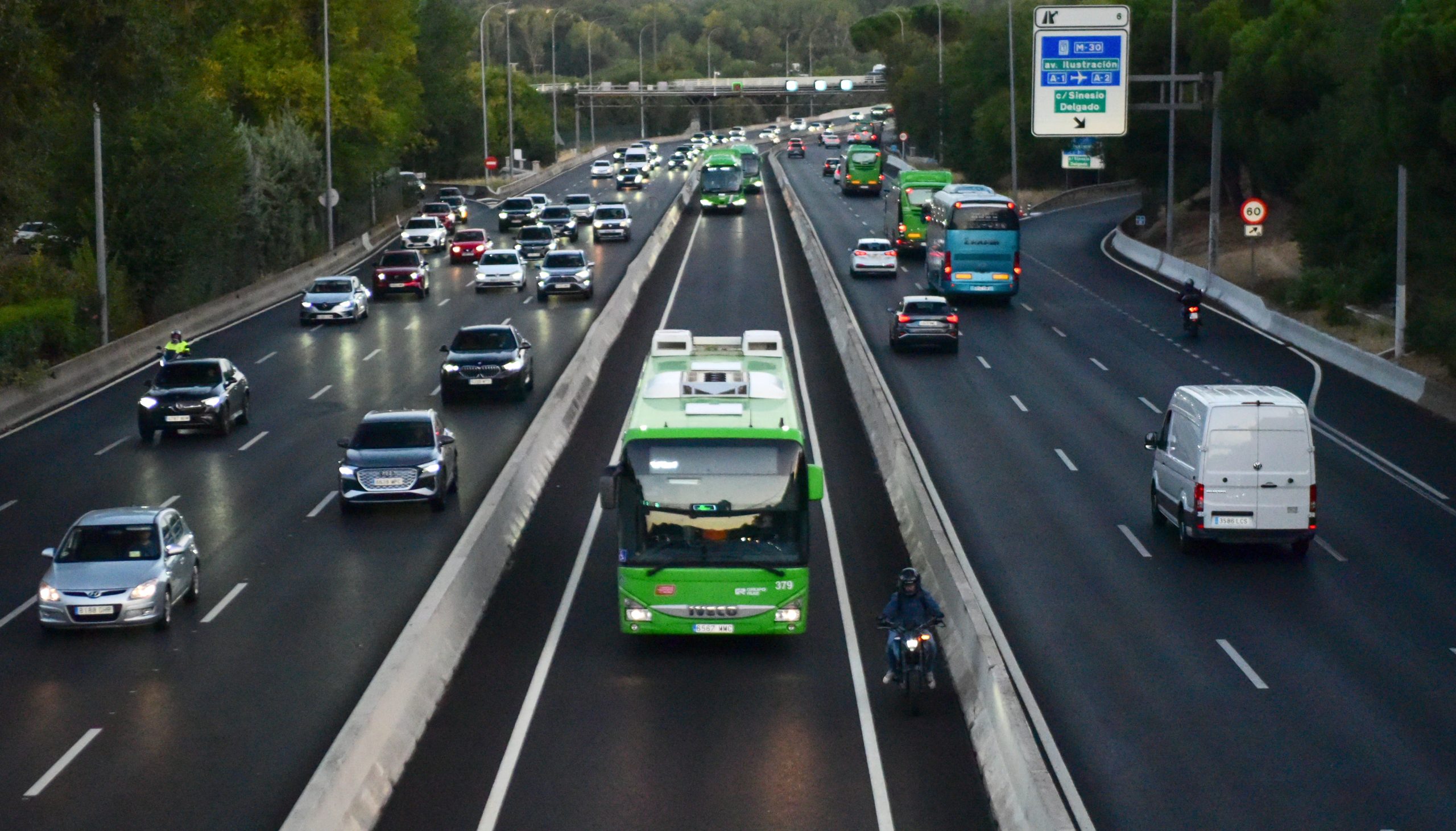 Un autobús metropolitano entra en Madrid por el carril bus-VAO de la A6, este viernes.