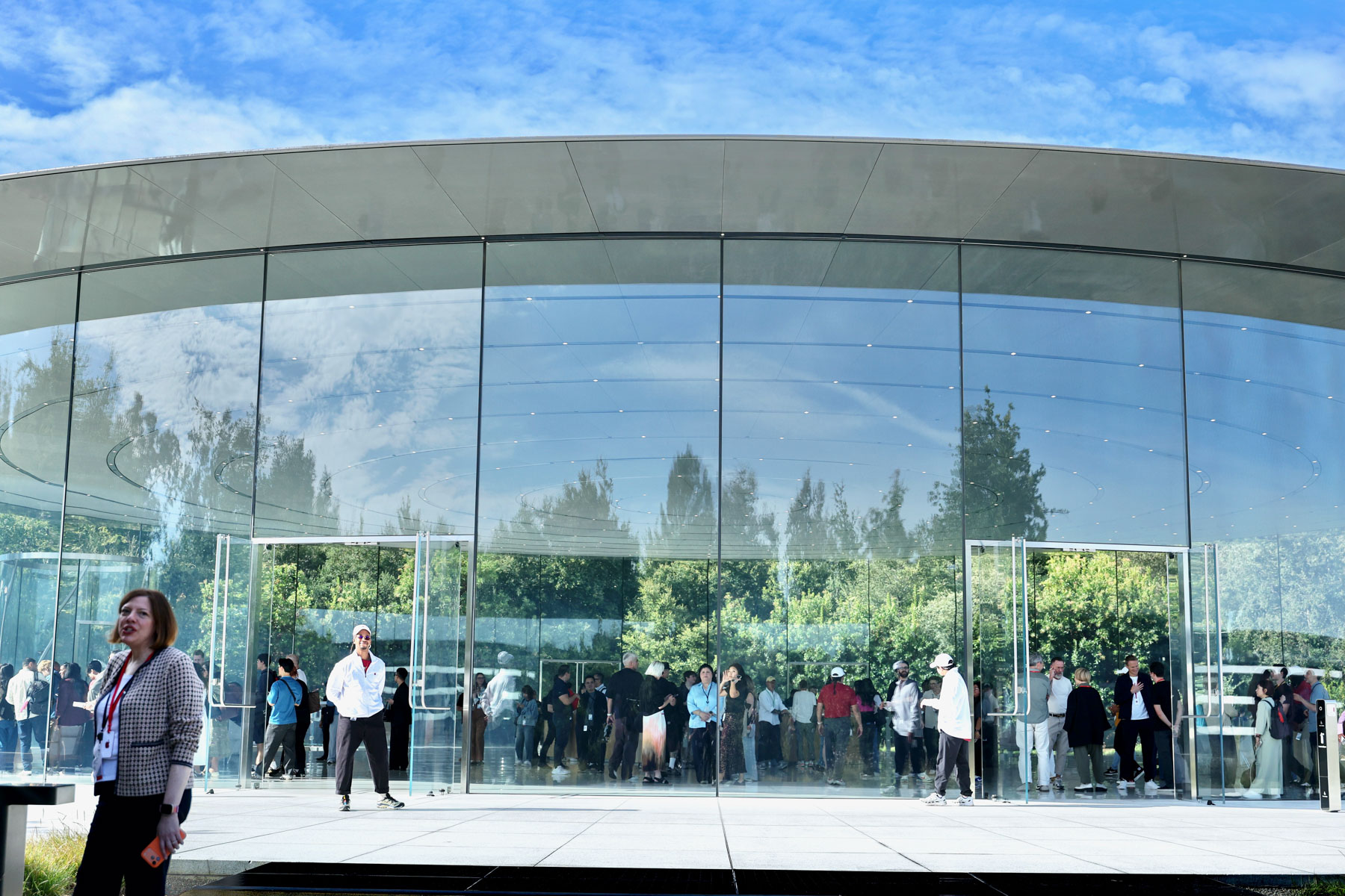 CDATA[
Este miércoles 9 de septiembre fue un día especial para Apple , pues presentó el nuevo iPhone 18 y el plegable iPhone Duo, así como otros productos de nueva generación como los AirPods 5 . Dentro de los anuncios de los nuevos productos de la firma estadounidense también destaca la presentación de iOS 27, el nuevo sistema operativo de la marca, así como las nuevas implementaciones de su modelo de inteligencia artificial, Apple Intelligence , que se implementarán en los nuevos modelos de iPhone, AirPods y Apple Watch.
¿Qué pasará con los modelos anteriores de iPhone y Apple Intelligence?
Aunque Apple Intelligence sigue evolucionando, con especificaciones diseñadas para los nuevos dispositivos de la marca, como la gama del iPhone 18, las actualizaciones seguirán llegando a modelos anteriores. Vale la pena mencionar que las herramientas y actualizaciones de Apple Intelligence están disponibles solo para determinados modelos, de acuerdo con información revelada por la propia compañía. Los modelos de iPhone 14 y anteriores no cuentan con actualizaciones de Apple Intelligence, aunque pueden seguir recibiendo actualizaciones de software para que el equipo siga funcionando con normalidad como lo hacen hasta ahora. Esto se relaciona directamente con el tipo de chip incluido en dichos modelos: A15 Bionic y anteriores. Apple Intelligence comenzó a implementarse a partir de los modelos con chip A17 Pro.
Dispositivos Apple que cuentan con soporte de Apple Intelligence
![