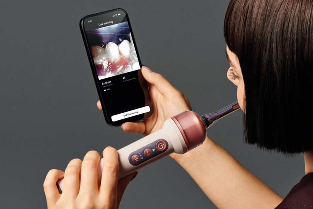 CDATA[
Dyson quiere que sus productos hagan algo más que aspirar, secar o peinar. La compañía amplió su negocio hacia una nueva categoría: el cuidado bucal. Este martes 1 de septiembre, en París, James Dyson, fundador e ingeniero en jefe de la marca homónima, presentó Dyson CameraJet , el primer cepillo dental de la compañía, con el que busca trasladar su apuesta por la ingeniería y la tecnología a una rutina cotidiana que hasta ahora había quedado fuera de su portafolio.
De las aspiradoras a los dientes
![