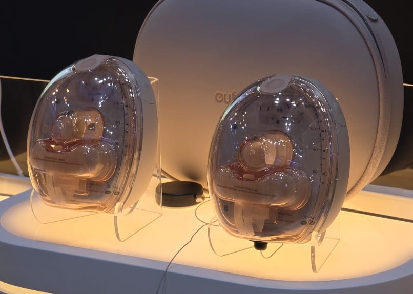 CDATA[
Berlín, Alemania. Desde un extractor de leche que busca hacer más cómodo el proceso de lactancia hasta un robot que quiere convertirse en compañero de niños, adultos mayores y mascotas, estas fueron algunas de las tecnologías que más llamaron mi atención en IFA 2026 , la feria de electrónica de consumo y electrodomésticos más grande del mundo, la cual se está celebrando del 4 al 8 de septiembre de 2026 en el recinto ferial Messe Berlín en Alemania Durante mi recorrido por la feria encontré productos para el cuidado personal, el hogar, las mascotas y hasta accesorios que buscan darle una nueva función a un objeto tan sencillo como un rastreador Bluetooth.
eufy S2 Pro, el extractor de leche que combina calor, masaje y libertad de movimiento
![