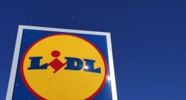 Hoy en Lidl, por 9,99 euros, la mesa plegable para usar el portátil y la tablet en el sofá o la cama: tiene portabebidas y hasta cajón