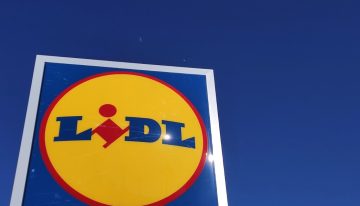 Hoy en Lidl, por 9,99 euros, la mesa plegable para usar el portátil y la tablet en el sofá o la cama: tiene portabebidas y hasta cajón