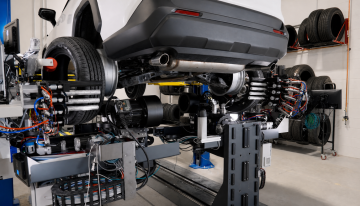 Este robot puede cambiar los cuatro neumáticos sin desmontar las llantas en media hora