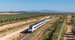 Decenas de pasajeros tuvieron que ir de pie en el tren a Extremadura porque Renfe vendió más billetes que asientos