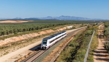 Decenas de pasajeros tuvieron que ir de pie en el tren a Extremadura porque Renfe vendió más billetes que asientos
