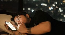 El verdadero problema de las pantallas del móvil no es que nos deje ciegos, es que está alterando radicalmente nuestro sueño