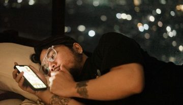 El verdadero problema de las pantallas del móvil no es que nos deje ciegos, es que está alterando radicalmente nuestro sueño