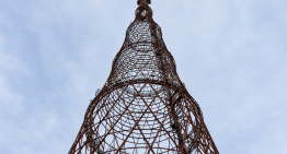 La Torre Eiffel rusa sobrevivió a Stalin, a Hitler y a la caída de la URSS. Un siglo después, Moscú ha decidido que es más fácil copiarla que conservarla