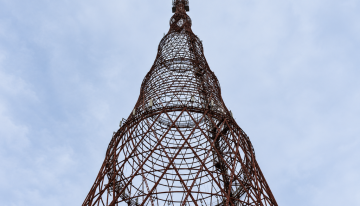 La Torre Eiffel rusa sobrevivió a Stalin, a Hitler y a la caída de la URSS. Un siglo después, Moscú ha decidido que es más fácil copiarla que conservarla