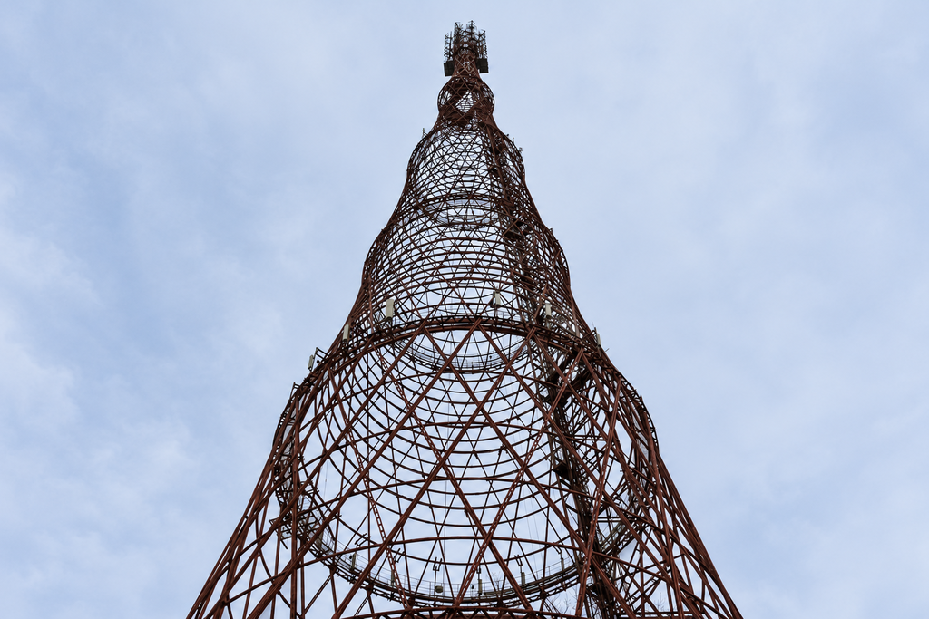 La Torre Eiffel rusa sobrevivió a Stalin, a Hitler y a la caída de la URSS. Un siglo después, Moscú ha decidido que es más fácil copiarla que conservarla 