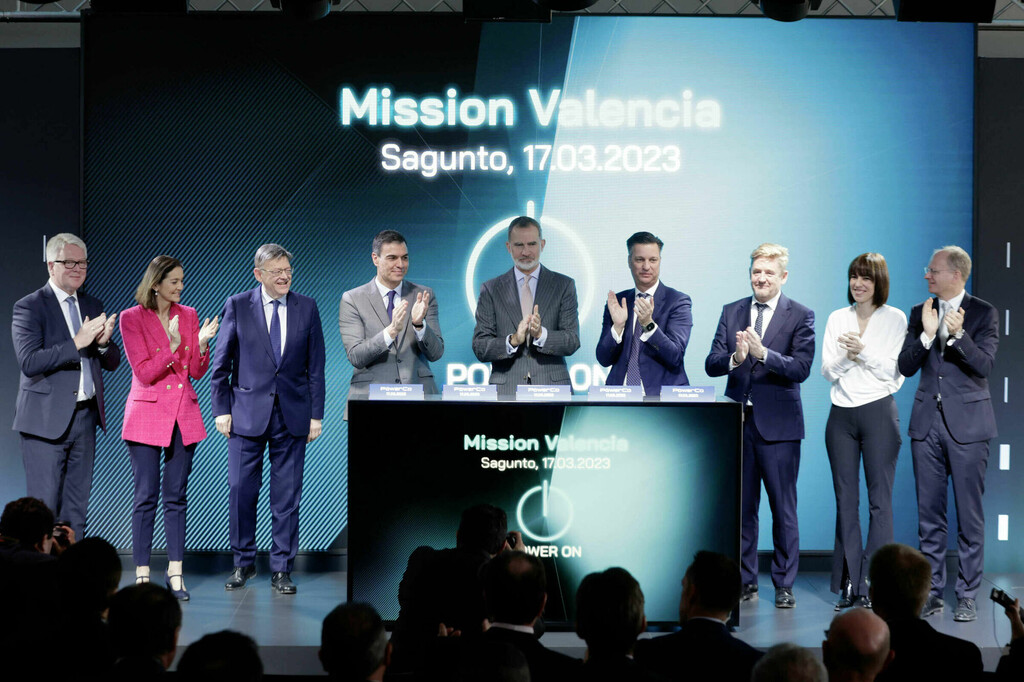 Volkswagen quería derrotar a China fabricando baterías en Valencia. Acaba de vender media empresa a un fabricante chino 