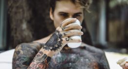 Tatuajes invisibles que aparecen cuando tú quieres: así funciona PhotoTat, la tinta fotocrómica ideal para entrevistas de trabajo y visitas a tu abuela