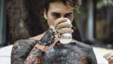 Tatuajes invisibles que aparecen cuando tú quieres: así funciona PhotoTat, la tinta fotocrómica ideal para entrevistas de trabajo y visitas a tu abuela