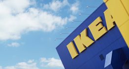 Hoy en Ikea (y rebajada a 19,99 euros) la solución 2 en 1 para ganar espacio en la mesa de trabajo y elevar la pantalla del PC