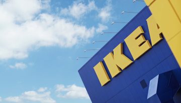 Hoy en Ikea (y rebajada a 19,99 euros) la solución 2 en 1 para ganar espacio en la mesa de trabajo y elevar la pantalla del PC