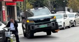 A un conductor de BYD en China le pusieron un cepo y su solución fue conducir con la rueda en el aire