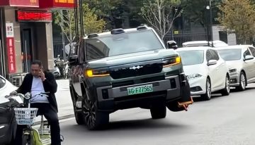 A un conductor de BYD en China le pusieron un cepo y su solución fue conducir con la rueda en el aire