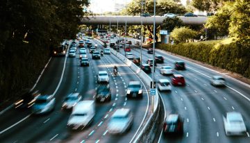 La DGT tiene  cámaras que multan con 200 euros por saltarse la línea continua. El problema es que no lo pueden demostrar