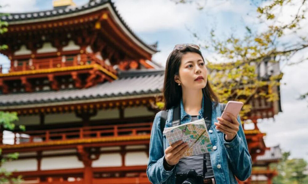 Para evitar complicaciones, mejor tener una eSIM preparada al aterrizar en destino: esta tiene un 10% de descuento si viajas a Asia 