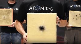 Atomic-6 ha mandado su armadura para satélites al espacio y reza para que reciba un impacto