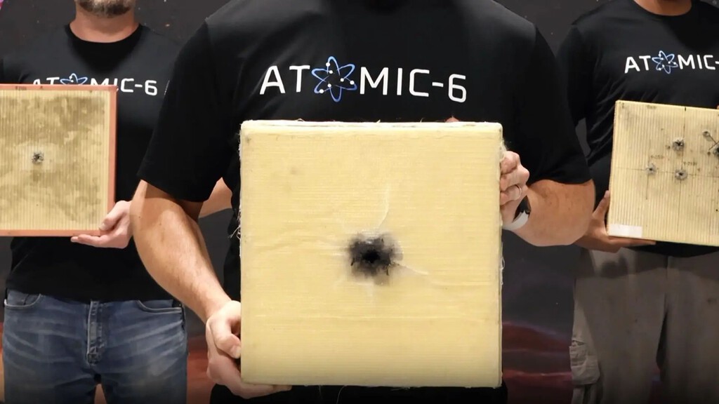 Atomic-6 ha mandado su armadura para satélites al espacio y reza para que reciba un impacto  
