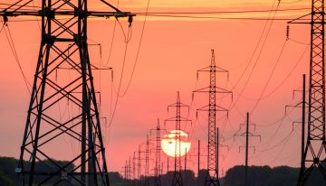 Red Eléctrica está pidiendo a sus centrales eléctricas que no se apaguen ni para hacer mantenimiento. Es una señal de lo tensionado que está el sistema