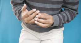 Hay quien dice que crujirse los nudillos provoca artritis. Un médico pasó 50 años haciéndolo para demostrar qué hay de cierto