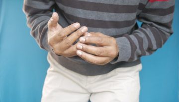 Hay quien dice que crujirse los nudillos provoca artritis. Un médico pasó 50 años haciéndolo para demostrar qué hay de cierto