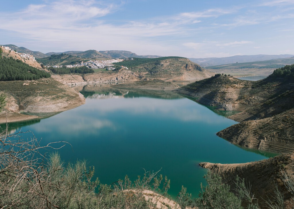 A principios de los 2000, alguien echó un siluro al mayor pantano de Andalucía. Acto seguido, la pesca se desplomó un 76% y sigue sin recuperarse 